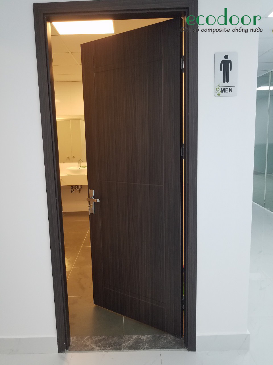 Cửa nhựa nhà vệ sinh Ecodoor thi công cho khách